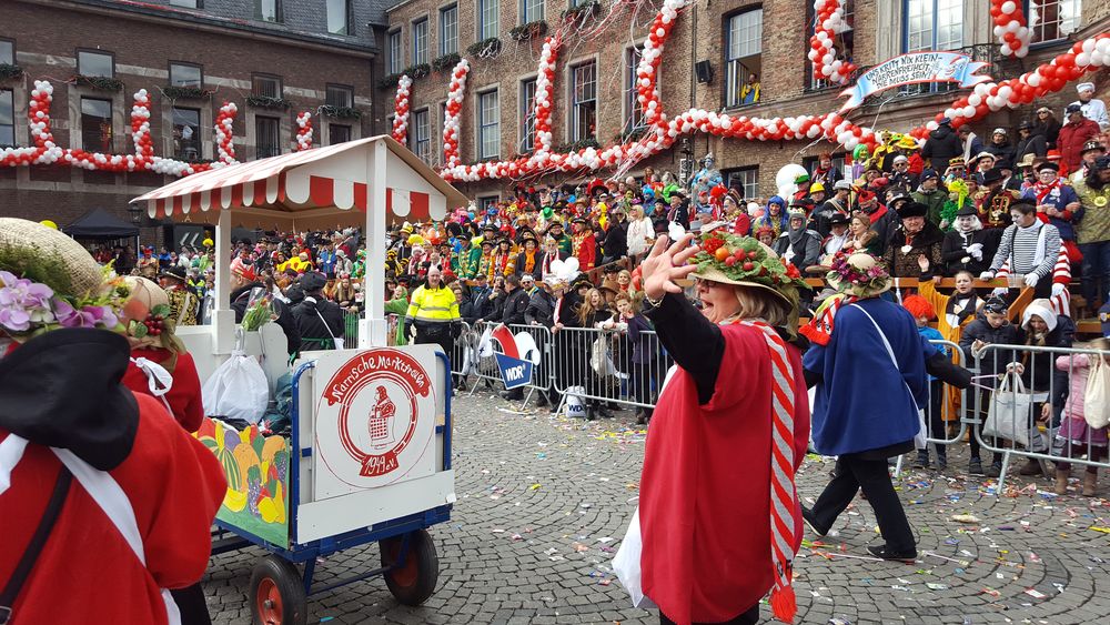 Mit dem Bollerwagen auf dem Marktplatz