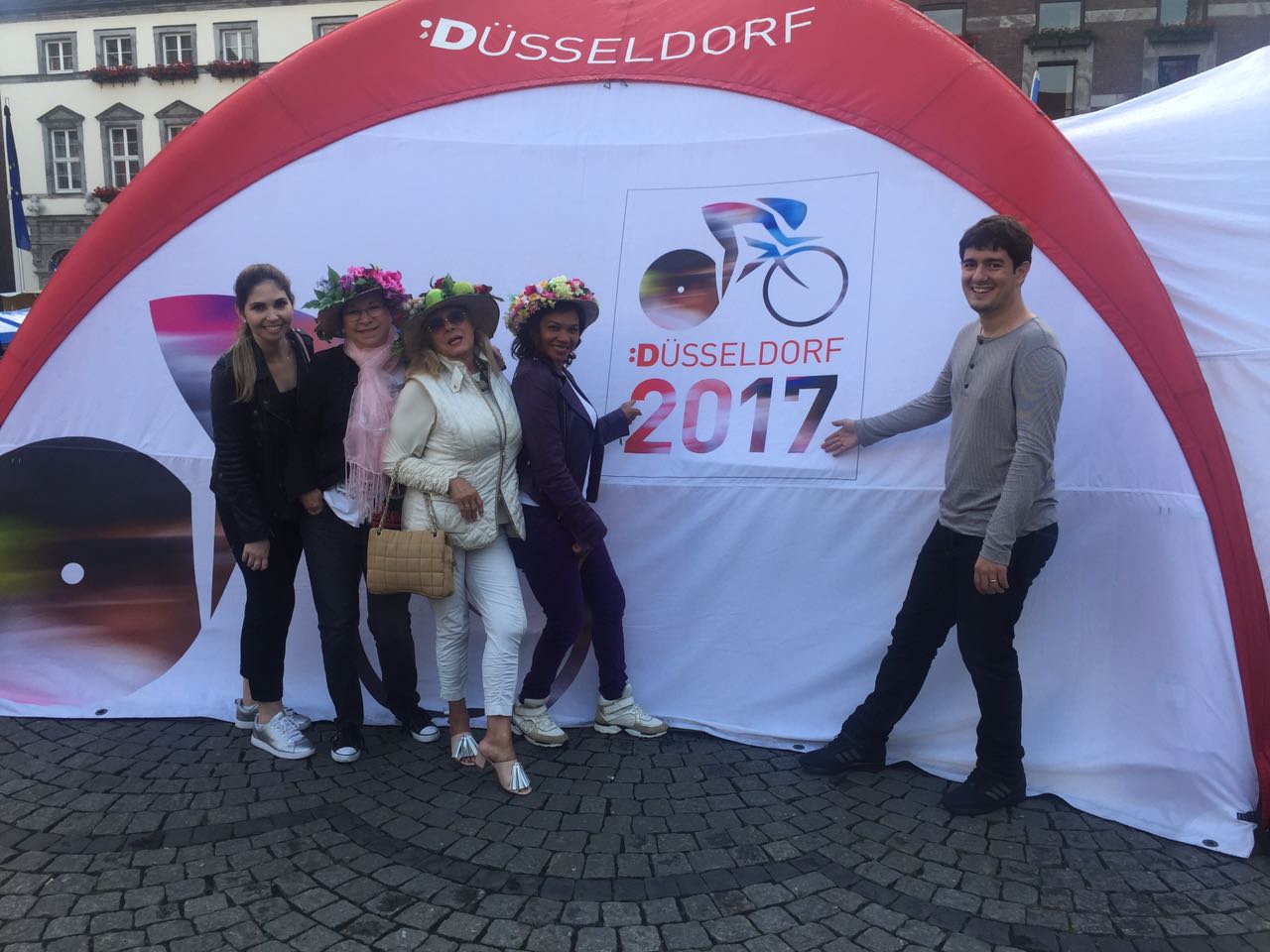 Mchaela, Edda und Cida feiern den Grand Depart