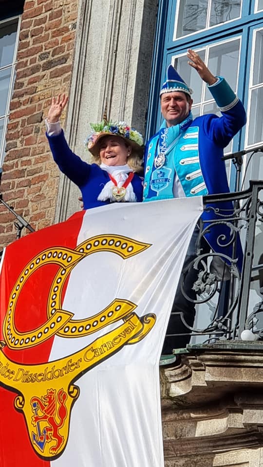 Präsidentin Petra Bark mit Bald-Sellerieprinz Volker Rudnick auf dem Balkon des Düsseldorfer Rathauses