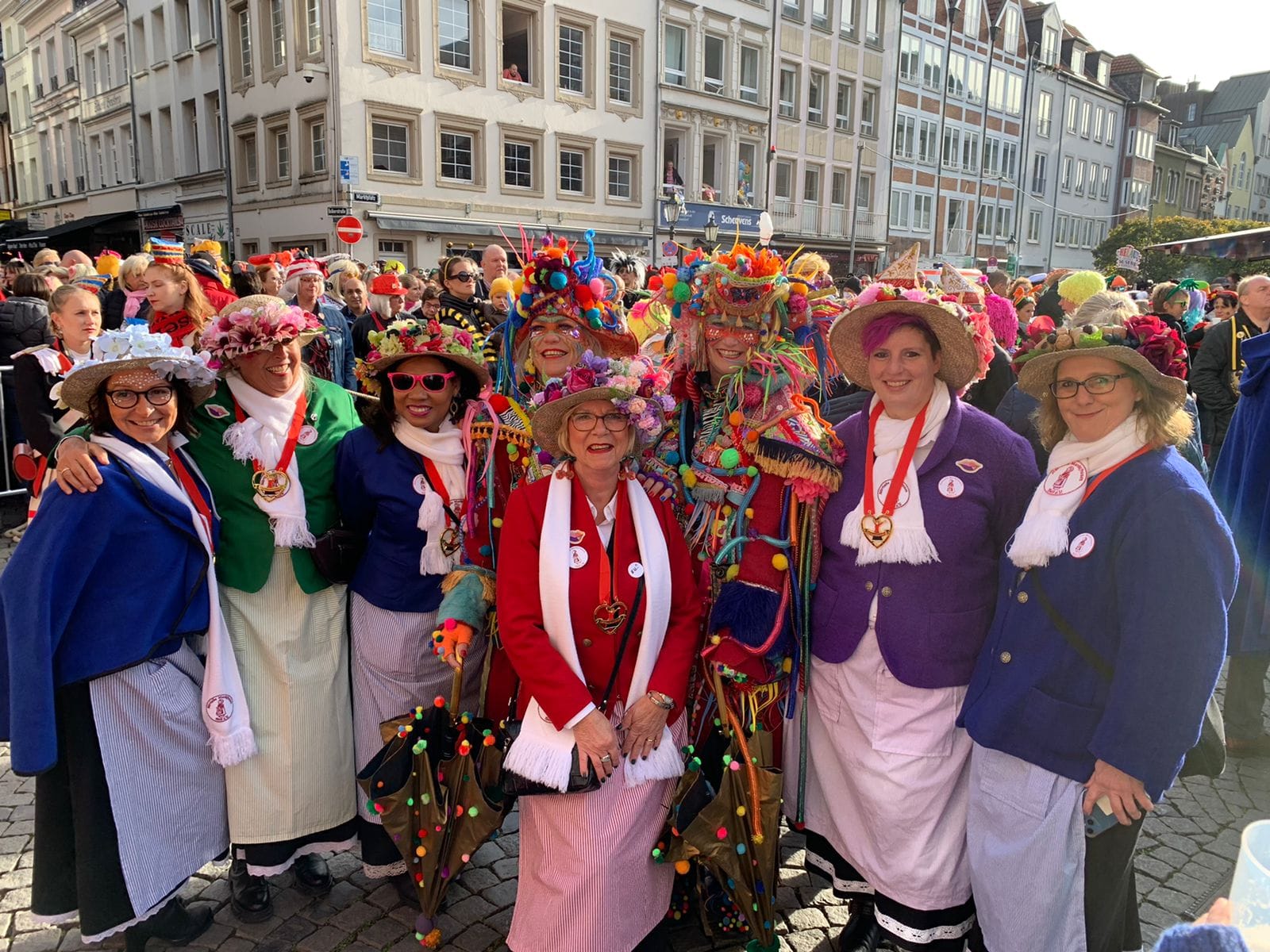 Die Närrischen Marktfrauen mit bunten Bommeln auf dem Marktplatz