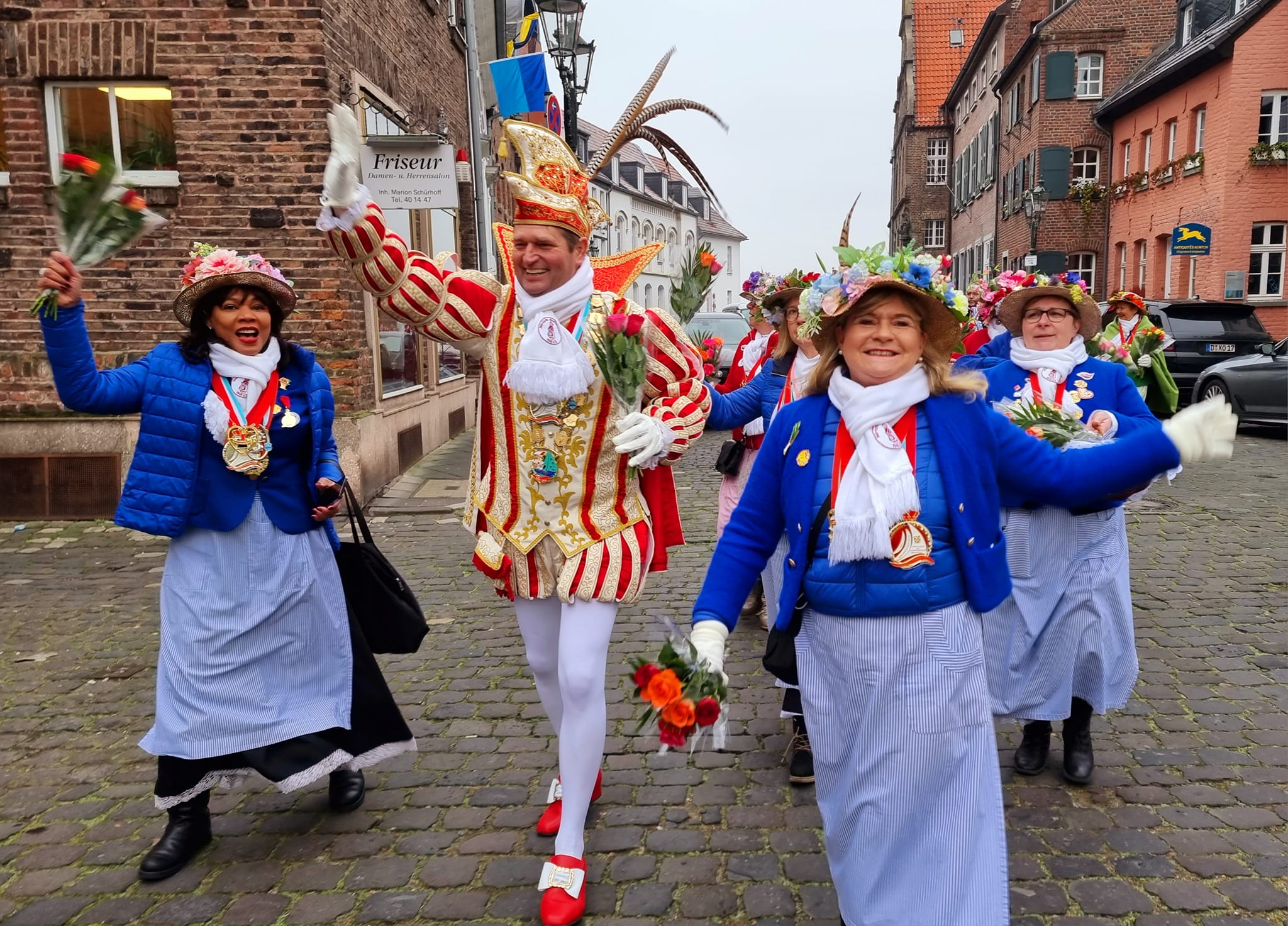 Sellerieprinz Volker im Kreise seiner Marktfrauen - Cida & Petra