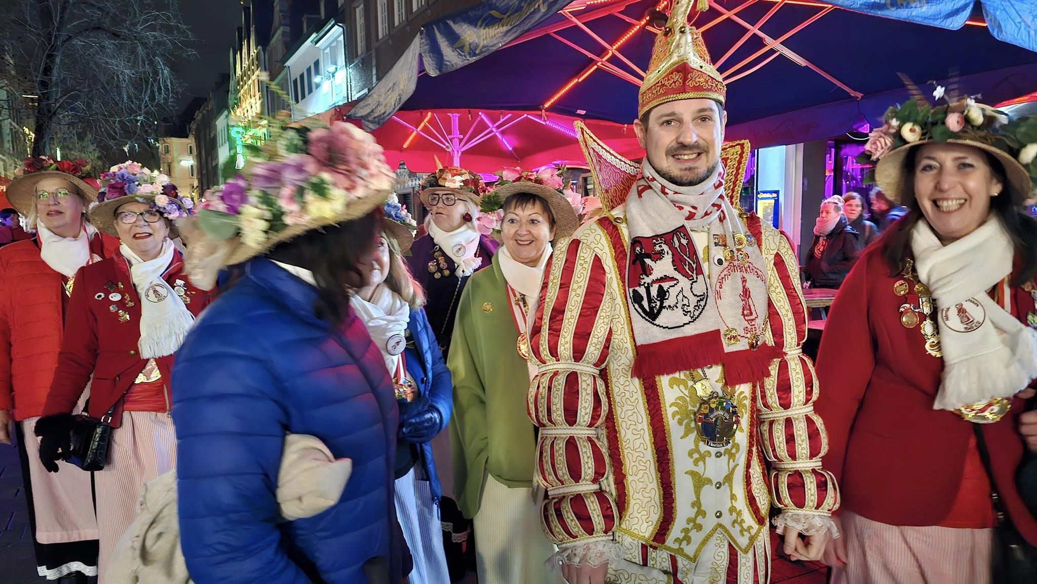 Sellerieprinz Florian Rungenhagen im Kreise seiner Marktfrauen